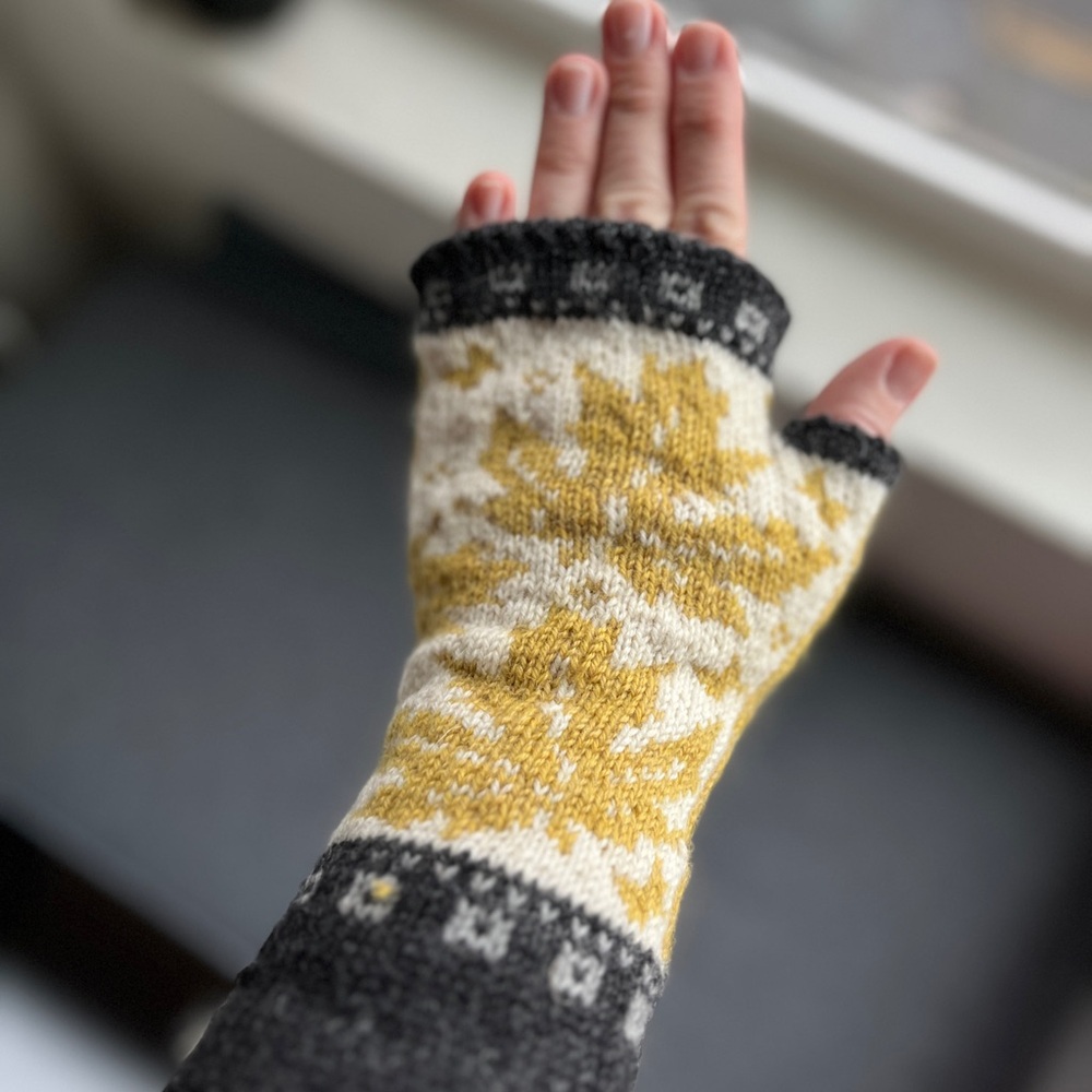 Nordic Pattern Fingerless Gloves - Yellow and Black size M-L - Picture 2 of 3
